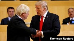 2017年9月18日美国总统特朗普与当时的英国外交大臣鲍里斯·约翰逊（左）在纽约联合国总部握手。