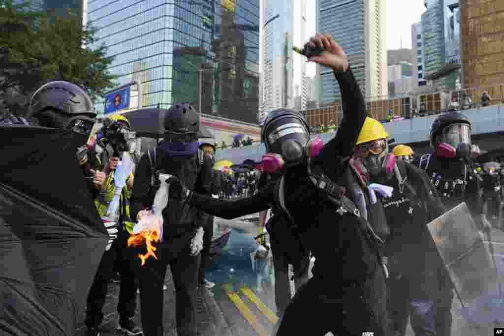 香港一名反送中示威者在抗议活动中抛掷燃烧瓶。(2019年9月15日)