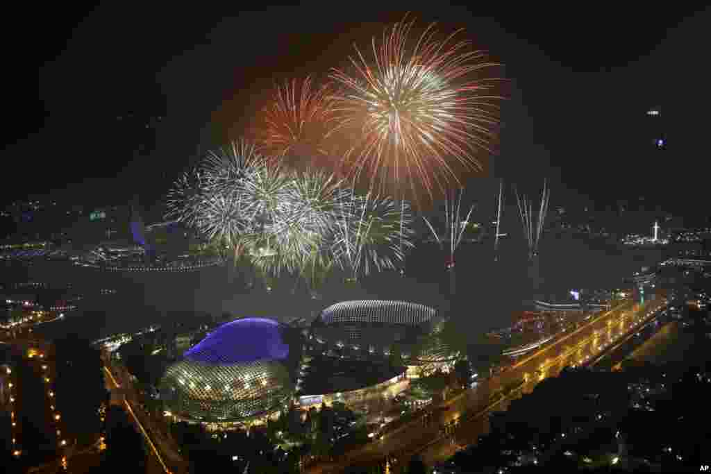 2018年1月1日新年到来之际新加坡金融中心上空绽放的烟花。