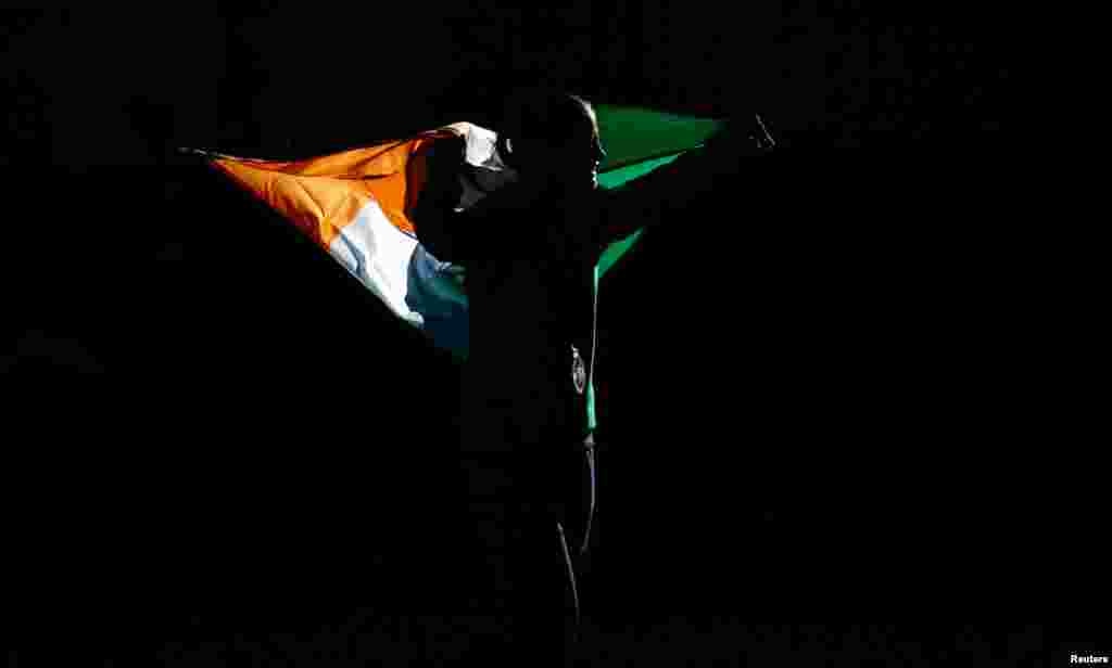 Katie Taylor của Ireland, huy chương vàng môn quyền anh nữ 60 cân trương cờ của nước cô khi lên nhận huy chương. 9/8/2012. REUTERS/Damir Sagolj