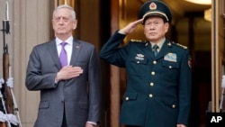 美国国防部长马蒂斯和中国国防部长魏凤和在五角大楼举行的欢迎仪式上。（2018年11月9日）