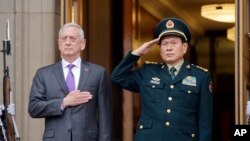 美国国防部长马蒂斯和中国国防部长魏凤和在五角大楼举行的欢迎仪式上。（2018年11月9日）