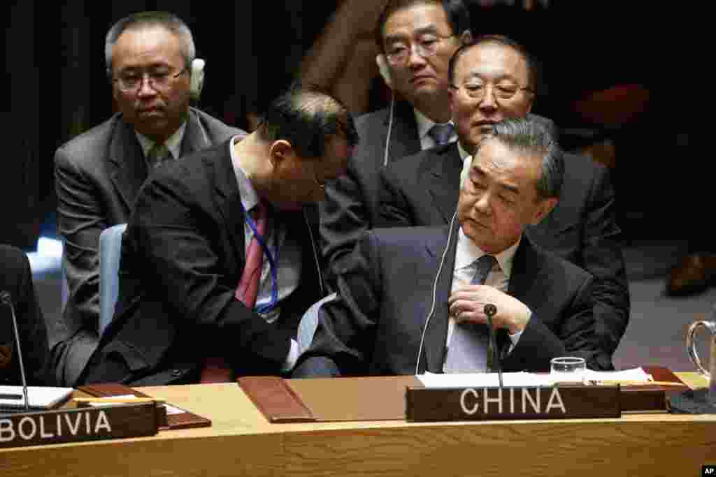 中国外交部长王毅倾听美国总统特朗普2018年9月26日在纽约联合国总部向联合国安理会发表讲话。王毅在听到特朗普的上述指责时表情有点意外,随后他耸了耸肩。王毅在发言的最后,不点名地作了回应。他说:“中国历来坚持不干涉内政原则,这是中国的外交传统,也得到国际社会的普遍赞誉,我们过去、现在和将来都不会干涉任何国家的内政,我们也不接受任何对中国的无端指责。我们呼吁其它的国家也能恪守联合国宪章的宗旨,不得干涉别的国家的内政。”