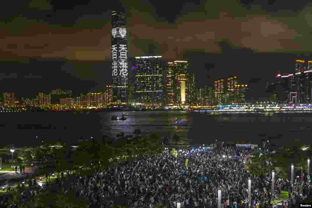 2014年8月31日示威者举起手机揭开公民占中抗命活动