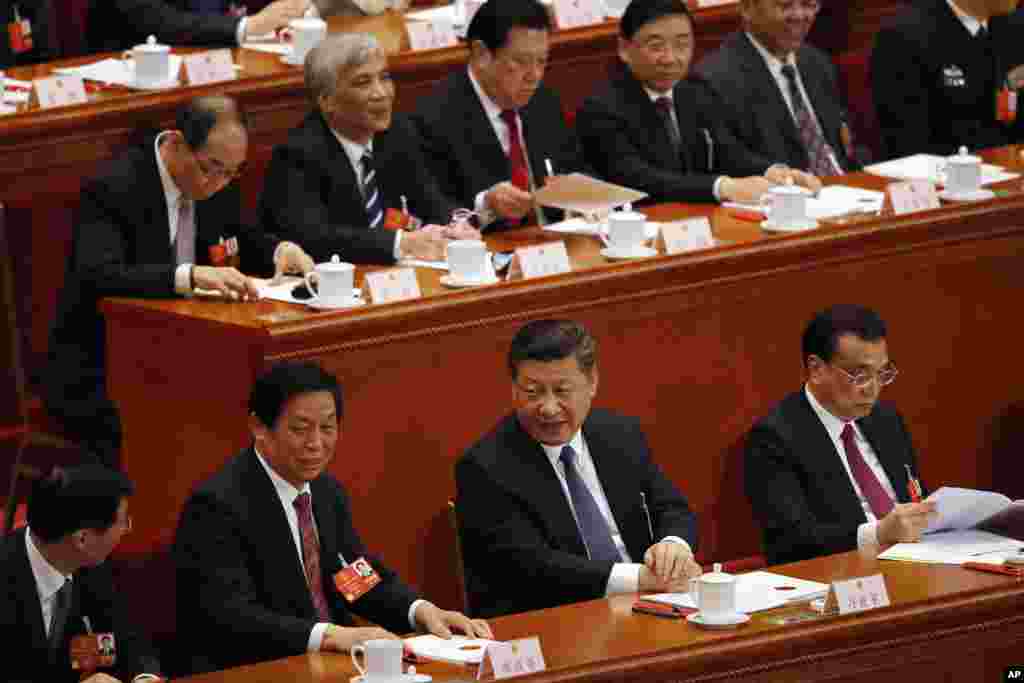 中国人大会议上的习近平、栗战书和李克强。习近平与即将出任人大常委会委员长的栗战书频频交谈,但与中共党内排名第二的总理李克强极少互动。