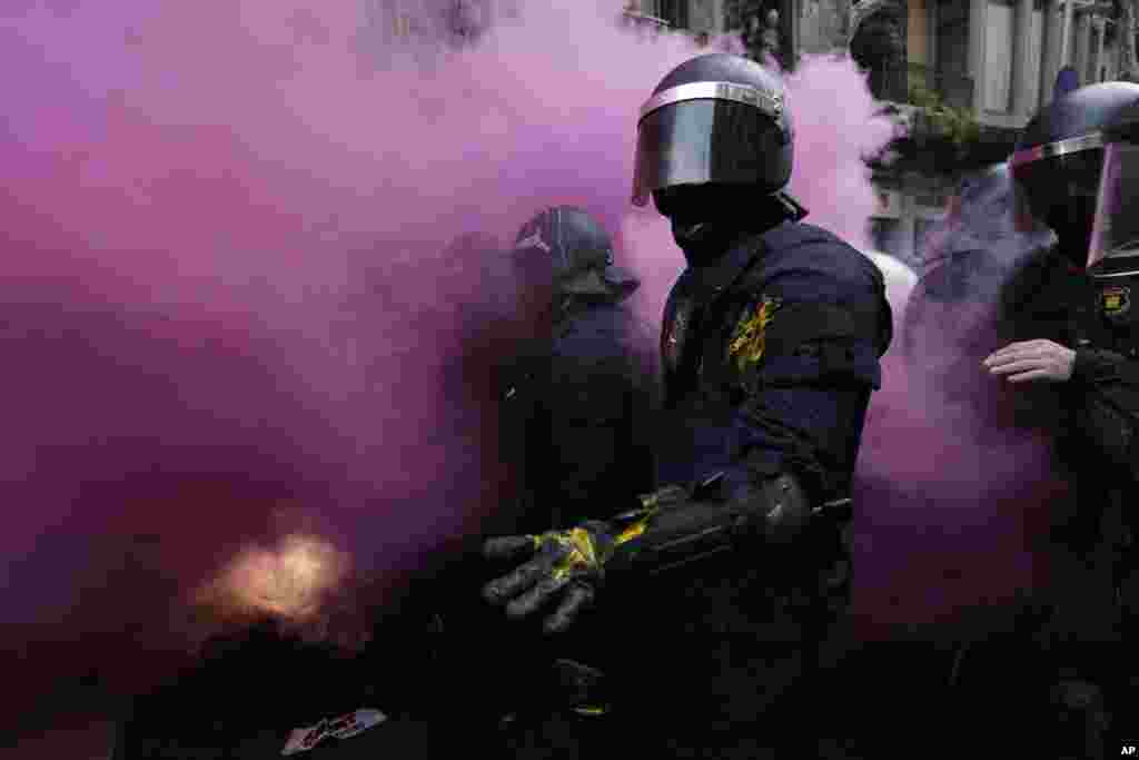 Catalan Mossos d'Esquadra regional police officers clashe with pro-independence supporters trying to reach the Spanish government office in Barcelona, Spain.