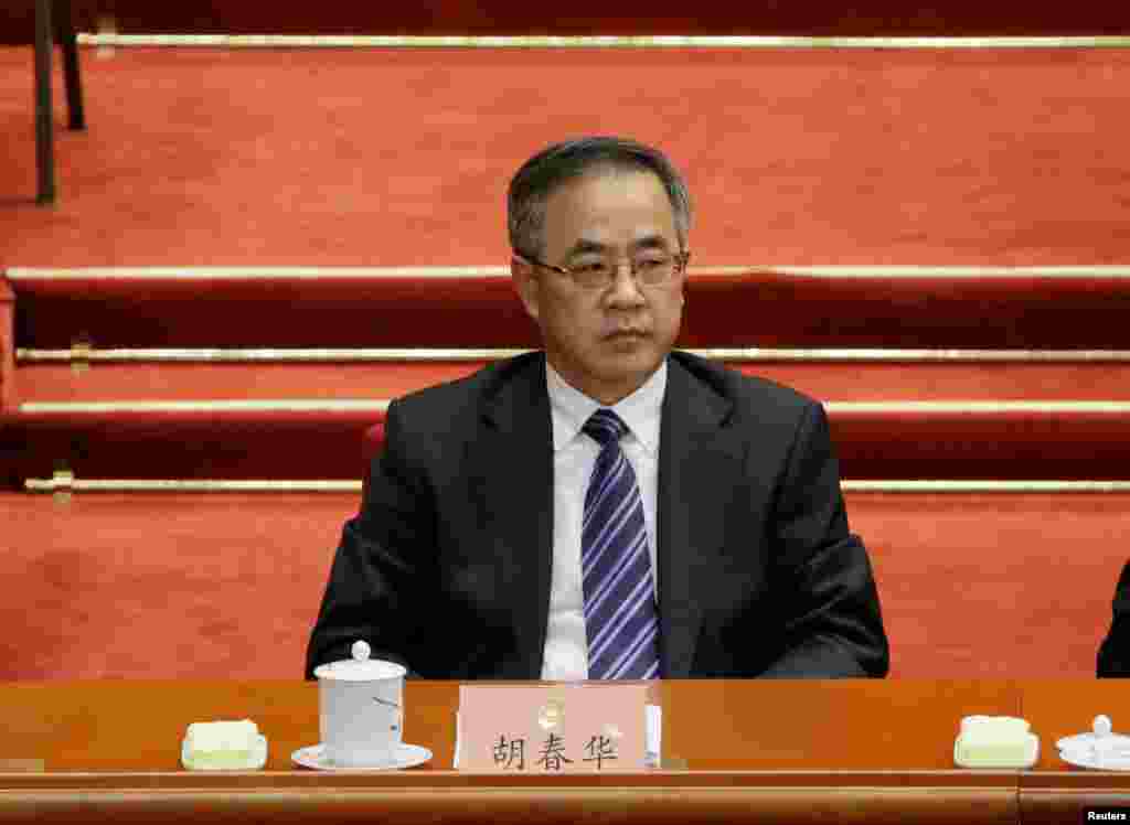 中共广东省委书记胡春华在北京的全国政协大会闭幕式上(2016年3月14日)。 2017年7月28日,胡春华主持会议,传达学习中共中央对孙政才涉嫌严重违纪问题立案审查的决定。孙政才和胡春华都是中国前领导人安排的第六代接班人。中央查办孙政才后,胡春华表态拥护得比较晚。在他之前, 中国31个省区的中共党委至少已有14个表态拥护 。此前,2017年3月8日,美联社说胡春华等人是争取成为中共十九大政治局常委的领先的候选人。