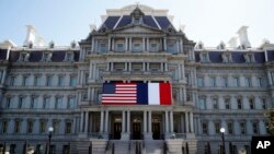 美国华盛顿艾森豪威尔行政楼前悬挂起美国和法国国旗