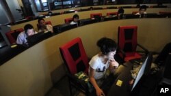 中国青年在网吧上网受“防火墙”限制(资料照片)