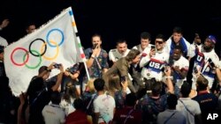 Том Круз и олимпийцы: на церемонии закрытия Летних Олимпийских игр-2024. «Стад де Франс», 11 августа 2024 г.