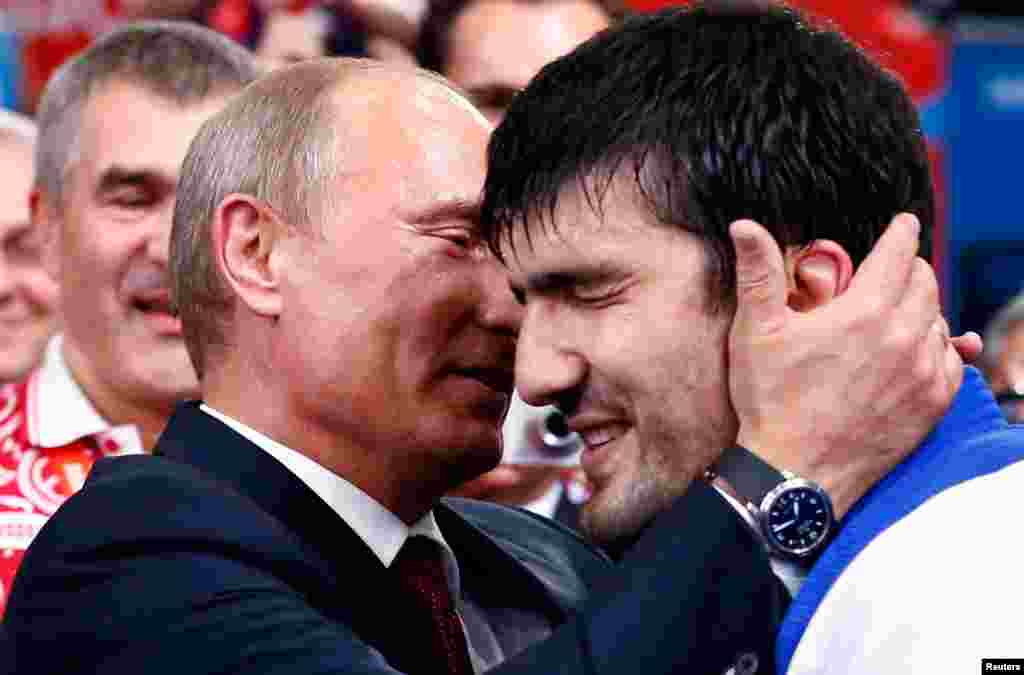 Tổng thống Nga Vladimir Putin chúc mừng vận động viên Nga Tagir Khaibulaev sau khi anh hạ vận động viên Mông Cổ Tuvshinbayar Naidan trong trận thi đấu judo hạng cân 100 kg