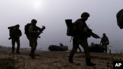 Українські військовослужбовці на передовій поблизу Херсона, Україна, 15 жовтня 2023. AP Photo/Mstyslav Chernov