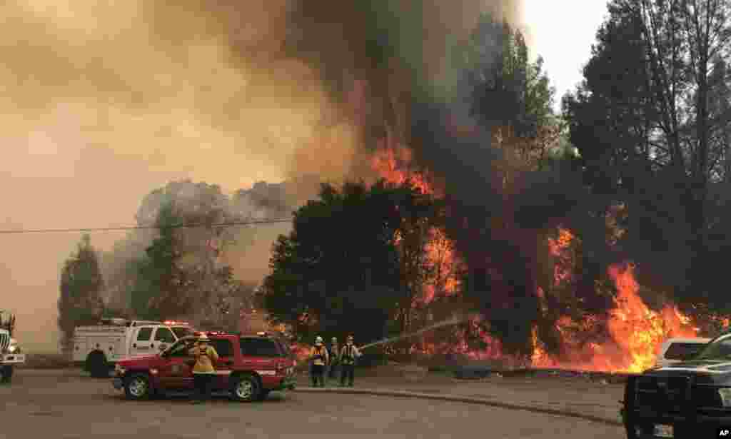 加利福尼亚州林业和消防部门(Cal Fire)提供的照片显示,消防员于2018年6月24日在加利福尼亚州的Clearlake Oaks地区与野火作战。南加州成千上万的人被迫撤离家园,以逃避所谓的克兰斯顿火灾。它和加利福尼亚州北部的火灾遥相呼应,肆虐加州。
