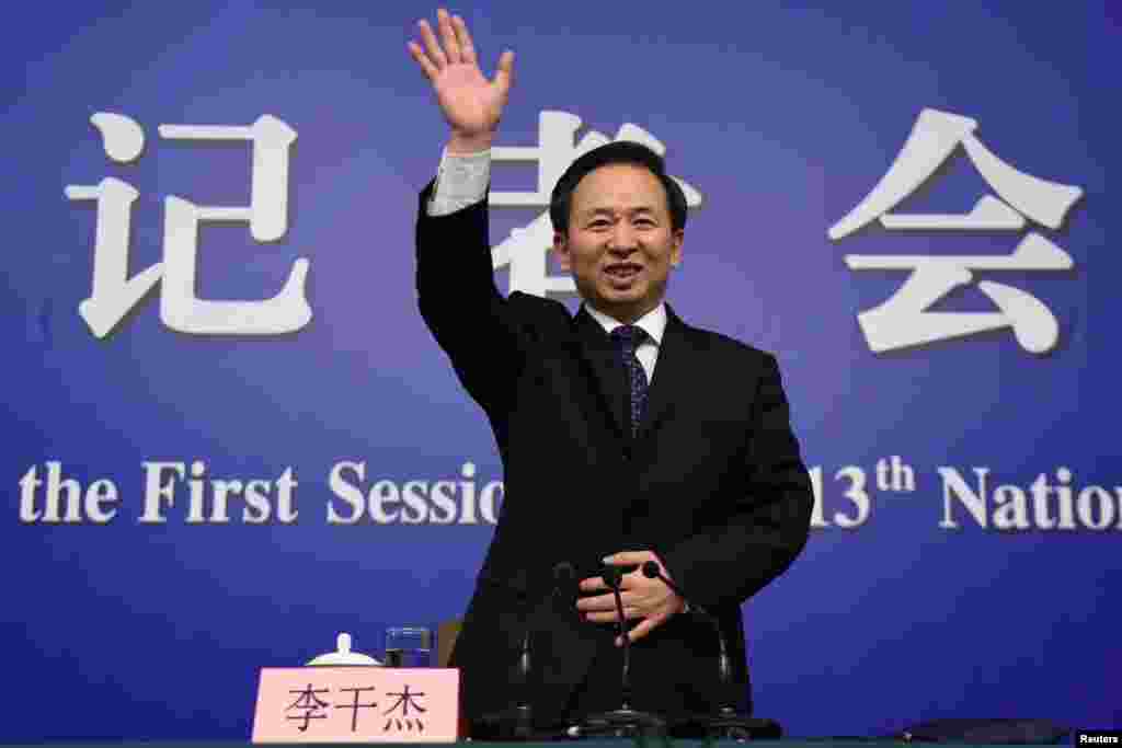 中国全国人民代表大会期间,生态环境部长李干杰2018年3月17日在北京人民大会堂出席新闻发布会。