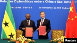 中国外长王毅在北京同圣多美和普林西比外长博特略参加签字仪式，签署恢复外交关系的联合公报（2016年12月26日）