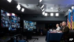 Міністр оборони США Ллойд Остін з головою Об’єднаного комітету начальників штабів США генералом Марком Міллі виступають під час віртуального засідання контактної групи з питань оборони України в Пентагоні. Липень 2023 року.