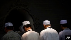 2015年7月18日，中国回族穆斯林在北京牛街清真寺祷告。（AP） 
