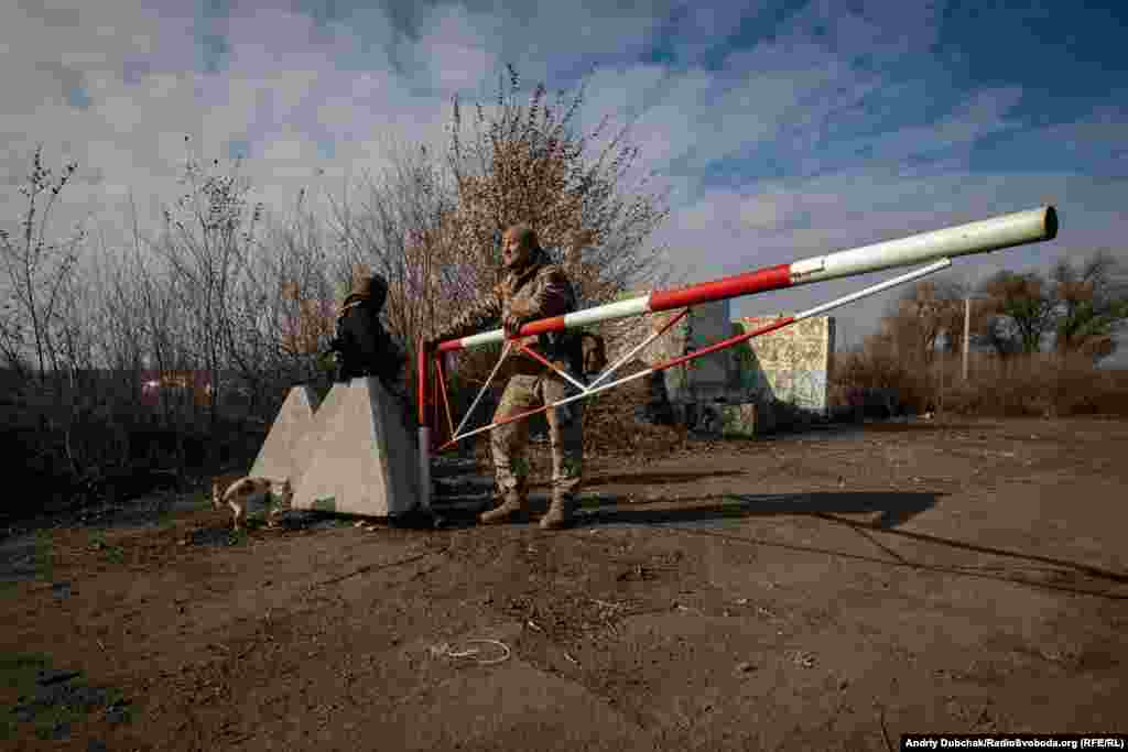 Одна з причин розведення саме тут – надія на те, що КПВВ «Золоте» таки запрацює.