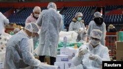 Volonteri pakuju kutije donirane pomoći za starije građane u Beogradu. Foto: REUTERS