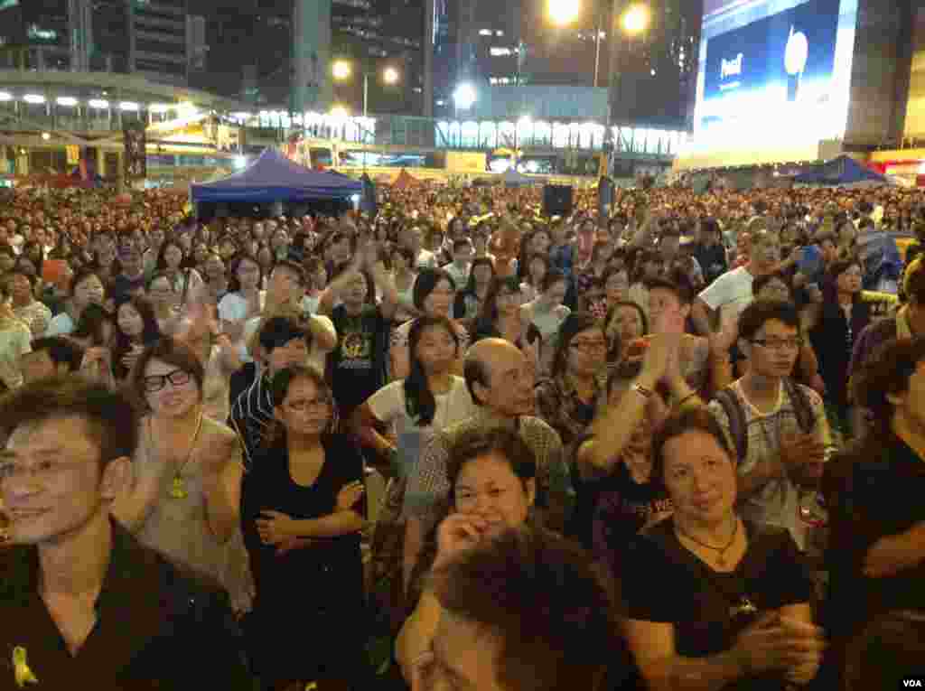 数以千计的学生和市民在金钟雨伞广场声援学联代表 (美国之音图片/海燕拍摄)
