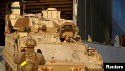 Бойова машина армії США Bradley покидає корабель під час ротації Atlantic Resolve у Ризькому порту. Архівне фото.