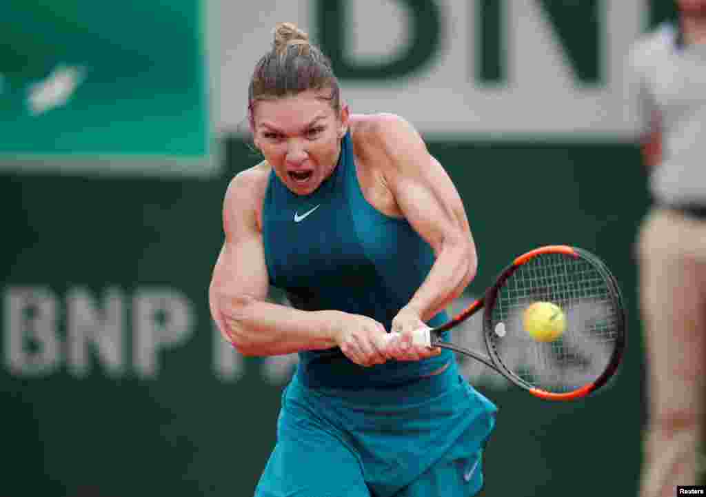 Romania's Simona Halep returns the ball to Germany's Angelique Kerberin during the quarter final match of the Roland Garros 2018 French Open tennis tournament in Paris, June 6, 2018.