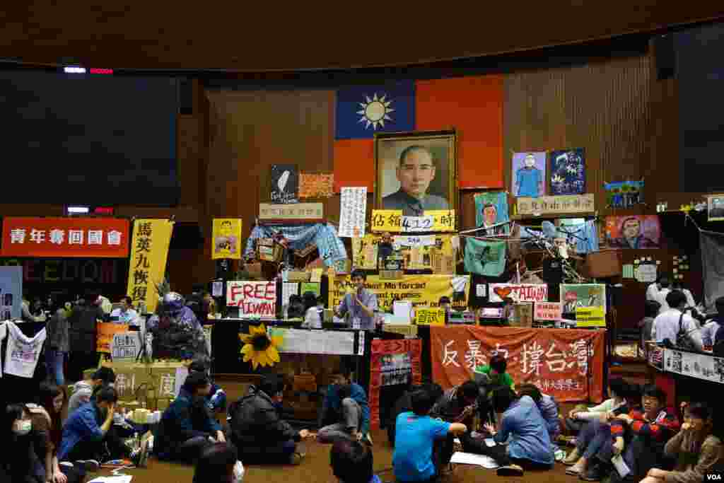 台湾太阳花学运占领立法院第17天(美国之音张佩芝拍摄)