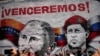 Посол Росії у Венесуелі Сергій Мелік Багдасаров біля муралу з зображенням президента РФ Володимира Путіна та покійного президента Венесуели Уґо Чавеса та написом "Переможемо!" у столиці Венесуели Каракасі, 2 квітня 2022 р. (AP Photo/Matias Delacroix)