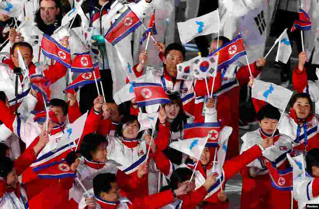 平昌冬奥会闭幕式上，韩国和朝鲜选手入场。（2018年2月25日）