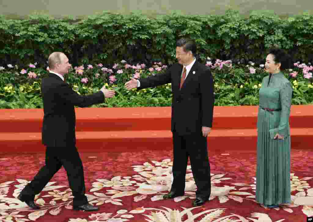 中国国家主席习近平和夫人彭丽媛欢迎俄罗斯总统普京出席在北京的 “一带一路”国际合作高峰论坛宴会(2017年5月14日)