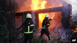 Пожежники гасять пожежу після того, як у будинок влучила російська ракета. Харків, 4 травня 2024 року. Фото AP