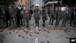 防暴警察在香港旺角站岗（2016年2月9日）