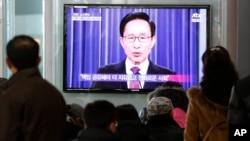 韩国人民观看2013年2月19日韩国总统李明博在韩国首尔的火车站发表退休讲话的电视实况转播。