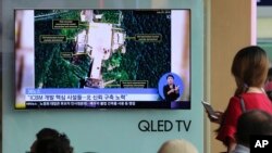 韩国民众收看有关西海导弹发射基地的电视新闻报道(2018年7月资料照片)