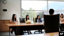 康涅狄克大学的学生参加中国学生学者联合会的座谈