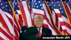 Mọi người còn chờ coi cựu Tổng thống Donald Trump sắp làm gì. Ông có thể tái xuất trước công chúng, tuyên bố sẽ tranh cử lần nữa năm 2024. Cái tên và hình ảnh ông Trump sẽ trở thành tin thời sự lớn nhất, như ý ông vẫn muốn. 
