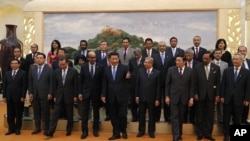 中国国家主席习近平在北京的人民大会堂接见参加亚洲基础设施投资银行成立备忘录签署仪式的各国代表。（2014年10月24日）