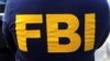 资料照片：一名美国联邦调查局探员制服上的FBI字样 （路透社，2021年10月19日）