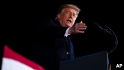Дональд Трамп виступає на мітингу напередодні виборів в Сенат в Джорджії, 4 січня 2021 року