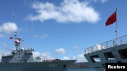 中国海军千岛湖补给舰与和平方舟医院船访问夏威夷。（资料照）