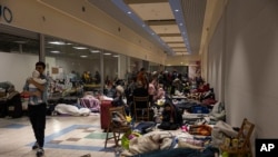 Kundi la wakimbizi katika kituo cha ununuzi cha Tesco, kilicho kati ya mji wa mpaka wa Medyka, na Przemysl, Poland, Machi 4, 2022 (Picha ya AP/Marc Sanye)
