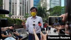香港亲民主活动人士吴文远在法庭外对记者讲话（2021年5月17日）