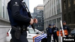 比利时警察在布鲁塞尔的联邦警察总部巡查（2016年3月19日）