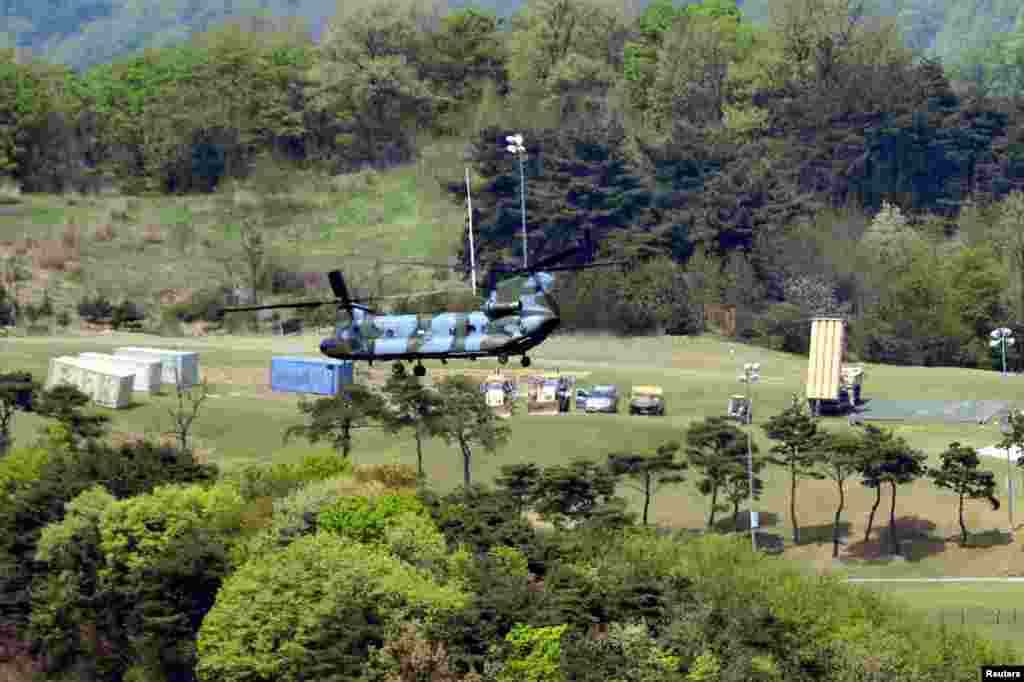 2017年4月26日,韩国星州郡的一部萨德系统拦截导弹发射器(右)。美国2017年开始在韩国部署萨德,以抵御朝鲜可能在朝鲜半岛上发动的攻击。美国在关岛也安装了一套萨德反导系统。