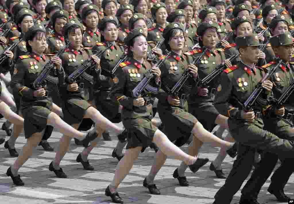 朝鲜首都纪念开国者金日成诞辰105周年的大型阅兵中，身穿制服短裙的女兵在男兵后面正步走过金日成广场（2017年4月15日）