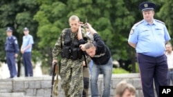 Терорист «ДНР» затримує українського громадянина 