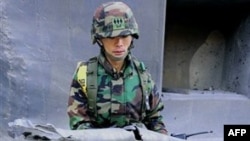 Binh sĩ Nam Triều Tiên Kim Jong-soo cho thấy mảnh vỡ của đại bác của Bắc Triều Tiên trên đảo Yeonpyeong, 25/11/2010