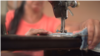 Con maquinas de coser, dos migrantes venezolanas emprenden sus sueños. 