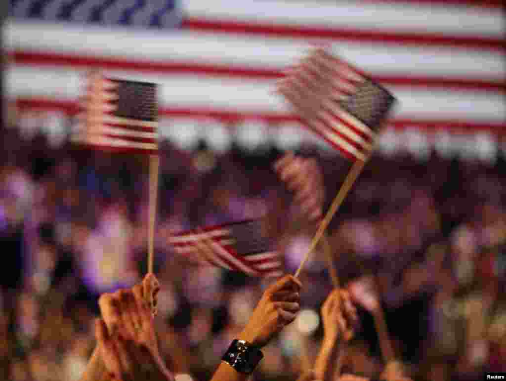 Người ủng hộ Tổng thống Obama vẫy quốc kỳ trong đêm bầu cử ở Chicago, ngày 6 tháng 11, 2012.