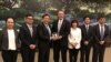 访美团王定宇赠礼美众议员弗兰克斯（蔡适应脸书图片）